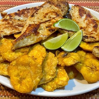 Pollo a La Plancha Con Tostones / Grilled Chicken