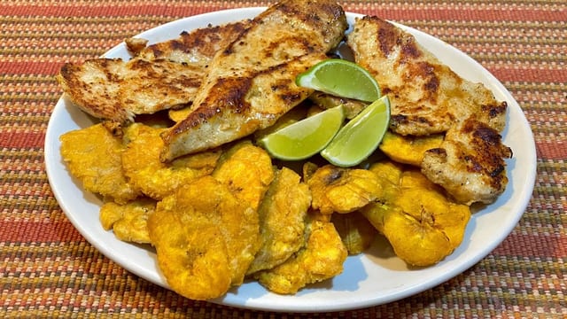 Pollo a La Plancha Con Tostones / Grilled Chicken.