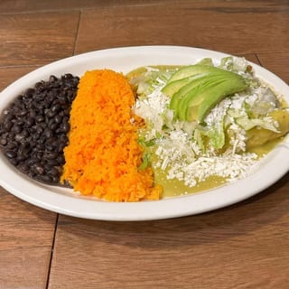 Enchiladas De Pollo Arroz Y Frijoles / Chicken Enchiladas