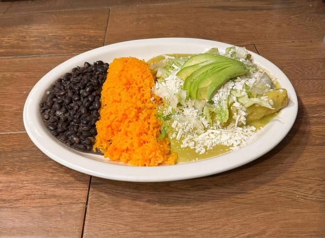 Enchiladas De Pollo Arroz Y Frijoles / Chicken Enchiladas.